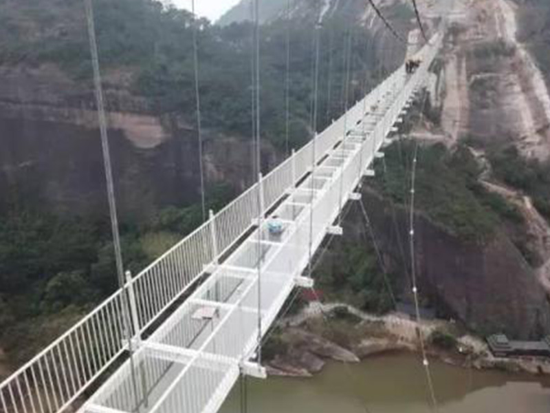 玻璃吊橋受到外國人質(zhì)疑，不遠(yuǎn)萬里來砸橋，結(jié)局讓人很無奈